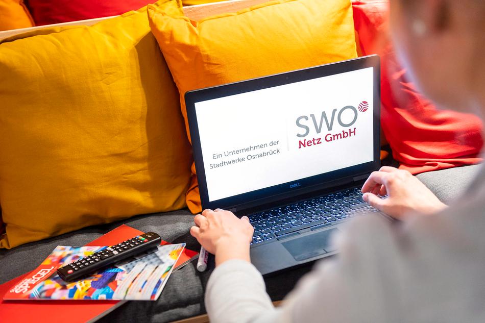 Ein Laptop mit dem Logo der SWO Netz